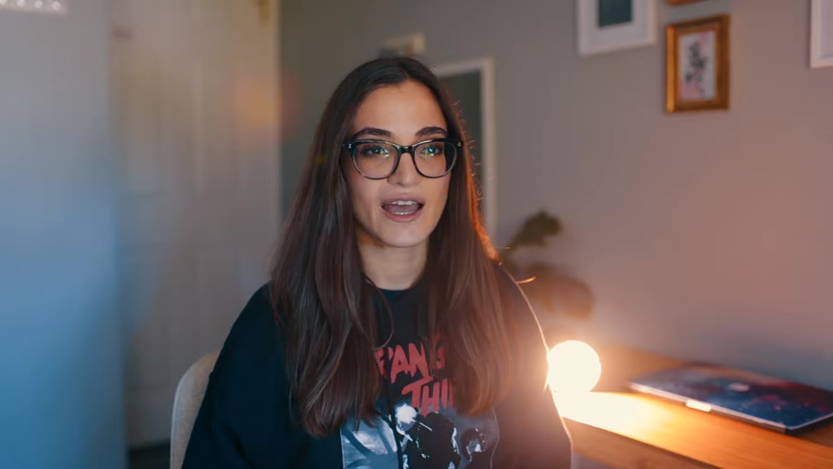Jessica describing delivering the final wedding photos